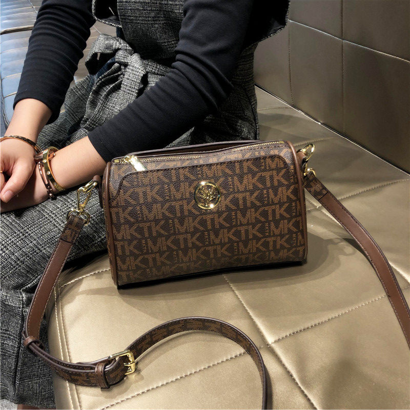 香港品牌包包女斜挎包2025新款时尚休闲小方包真皮流行宽带单肩包,箱包皮具/热销女包/男包,通用款女包,淘宝优惠券,粉丝福利购,淘宝优惠卷