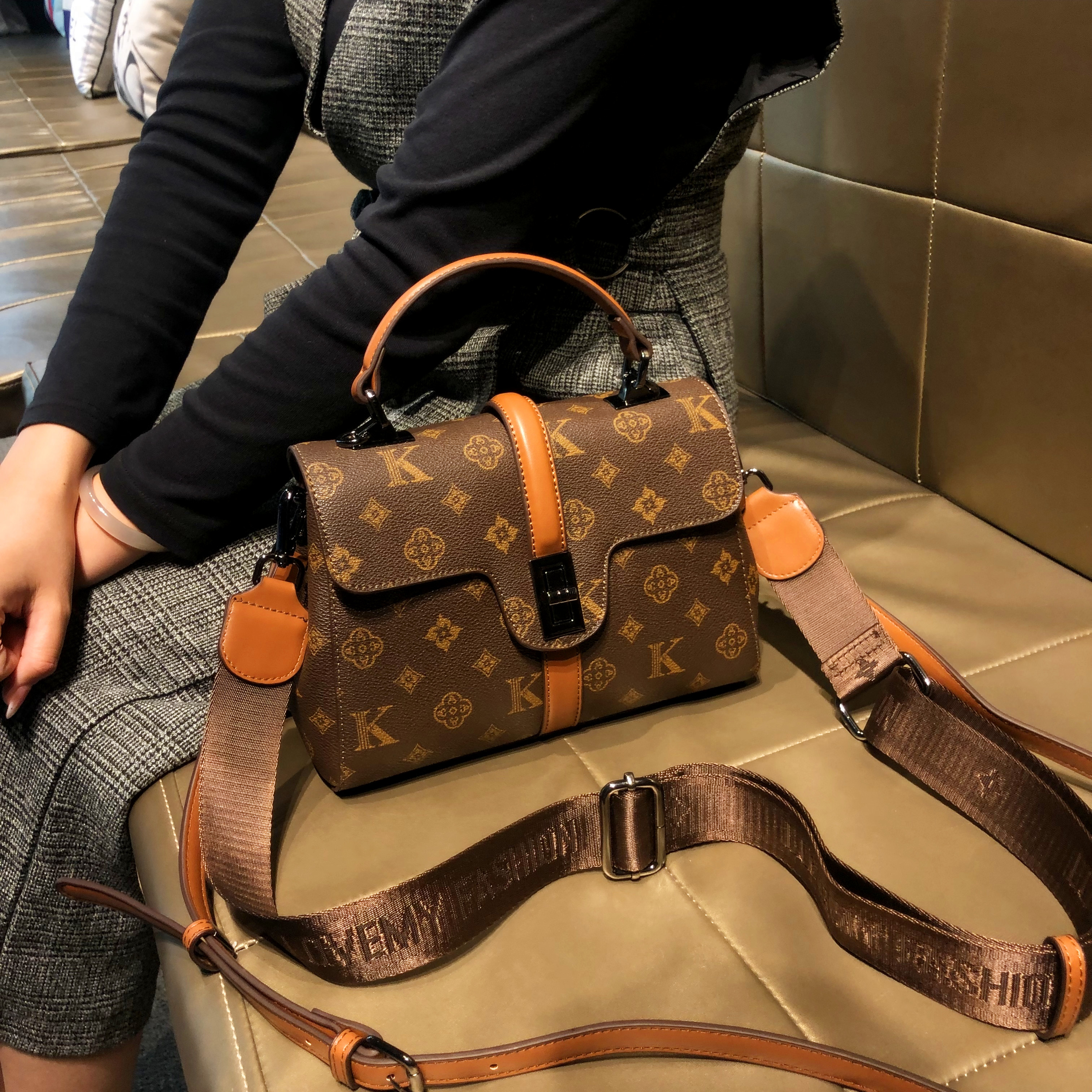 香港品牌包包2025新款真皮高级手提单肩小包秋冬复古斜挎小方包女