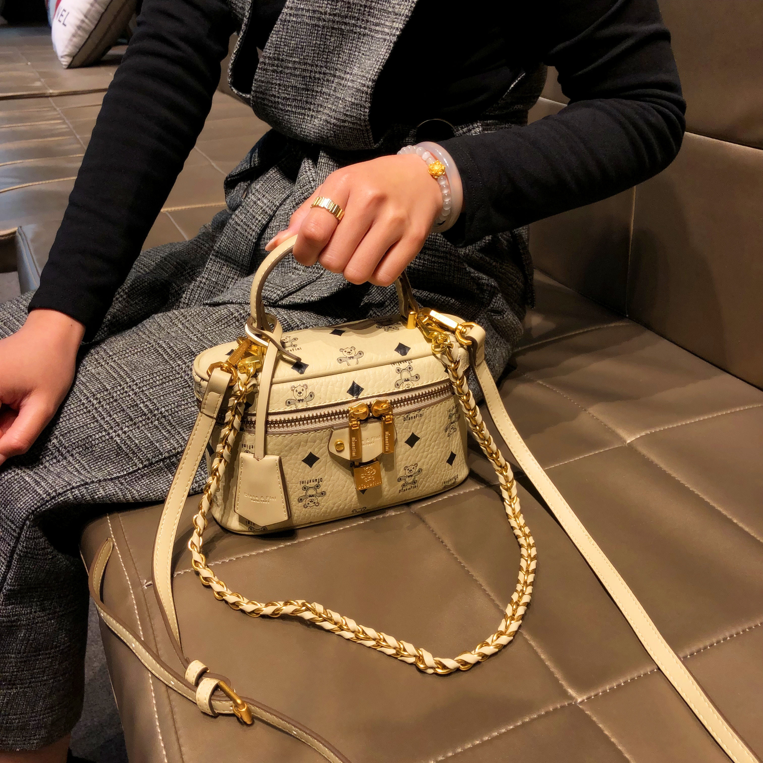 香港品牌斜挎包女2026新款高级感手提盒子包真皮流行简约单肩小包