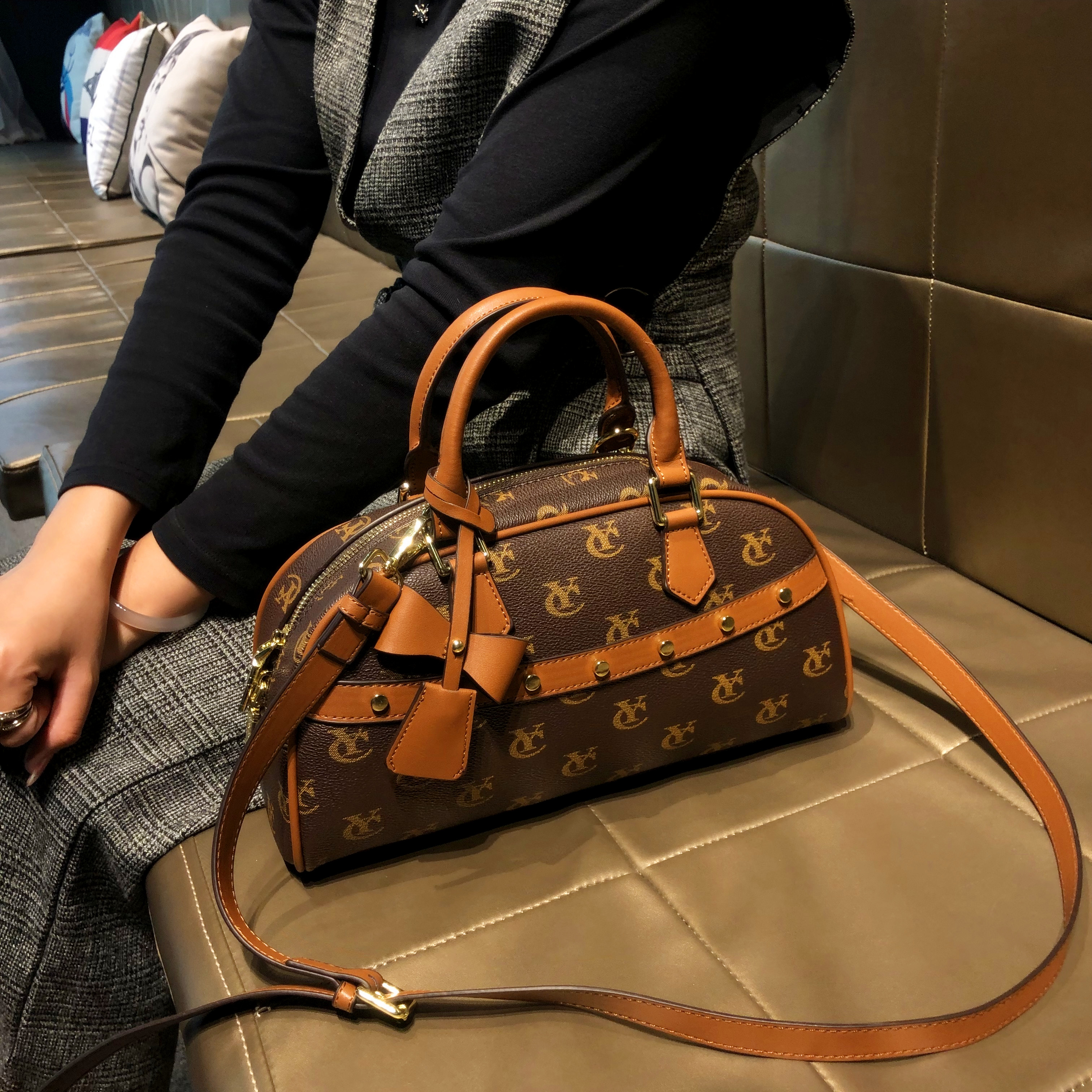 香港品牌复古时尚印花休闲枕头包