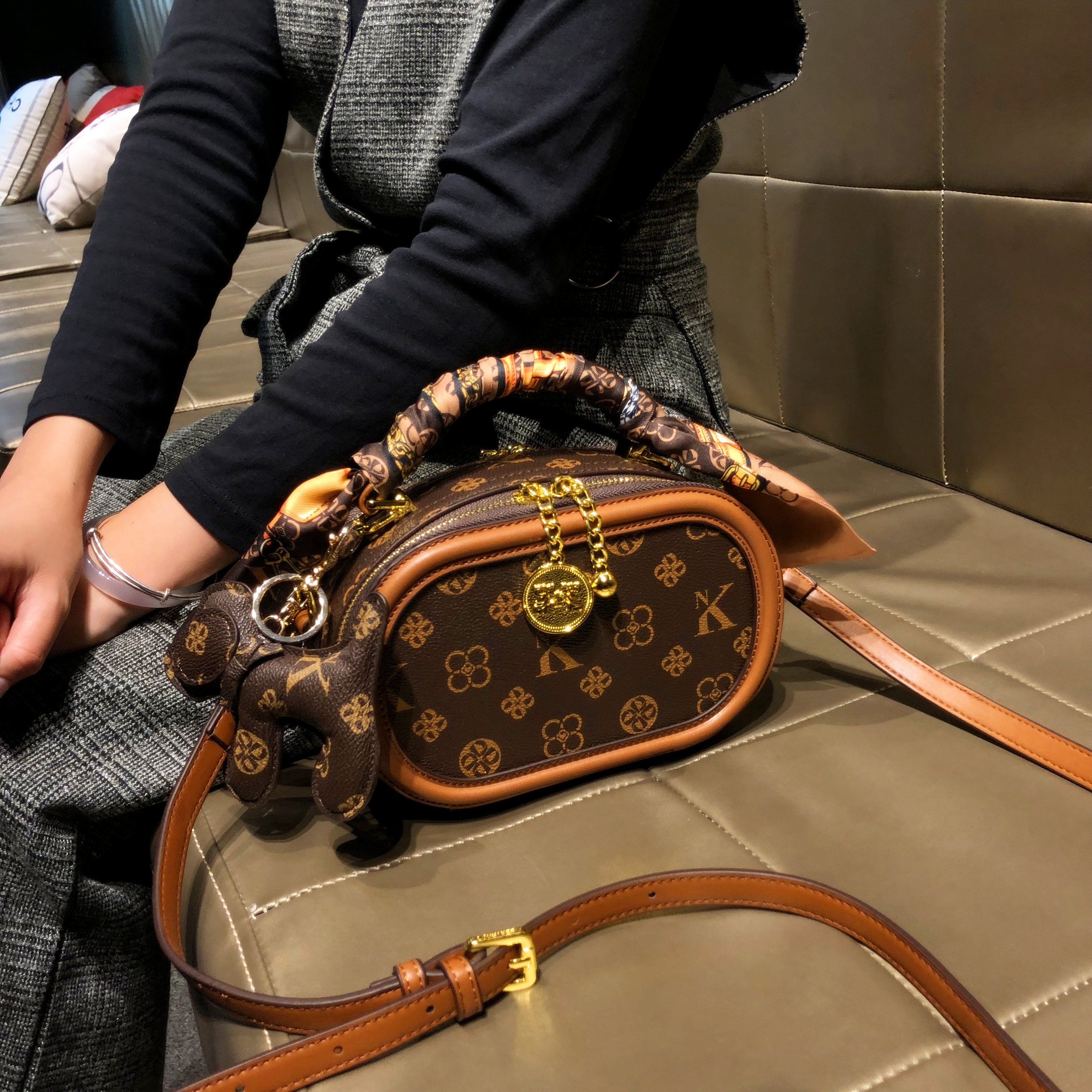 香港品牌复古时尚印花小圆包图片