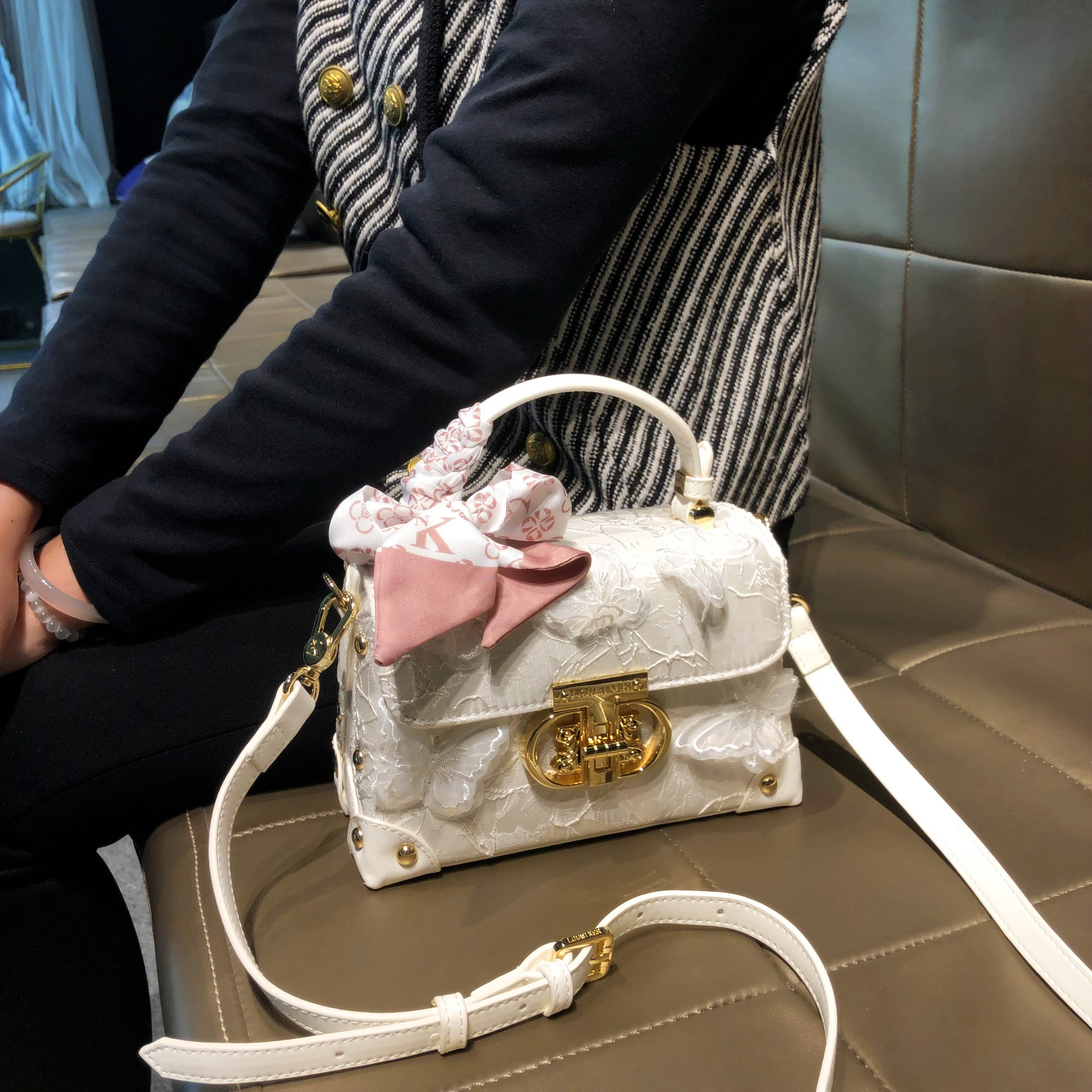 香港品牌包包女款2026新款时尚简约单肩斜挎小方包真皮高级手提包