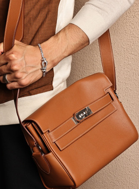 Kelly Messenger27小号邮差包，金棕色Evercolor皮，