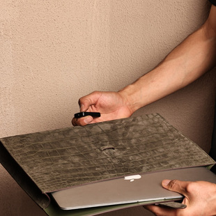 电脑手拿包，超大鼠尾草灰绿色磨砂鳄鱼皮，客订出货