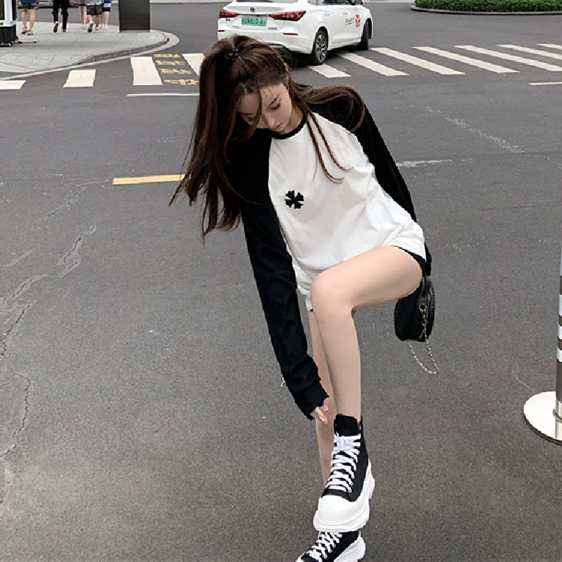 樊樊 春秋季新款潮牌黑白拼色长袖t恤女十字架皮标刺绣宽松上衣