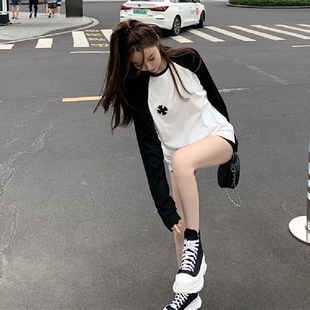 潮牌黑白拼色长袖 新款 T恤女十字架皮标刺绣宽松上衣 春秋季 樊樊