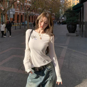 美式 显瘦上衣 t恤女春夏纯欲弹力设计感印花长袖 甜豆 梵文辣妹修身