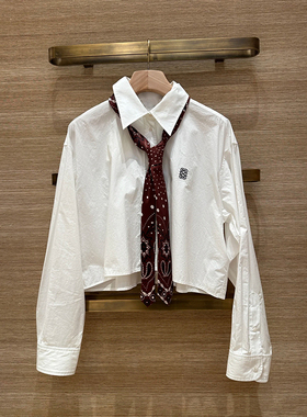 法式小众2026早春气质时尚双S标刺绣白色小翻领短款宽松衬衫女