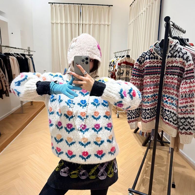 法式小众2025秋冬新俏皮浪漫雪国彩色花朵提花圆领宽松女毛衣
