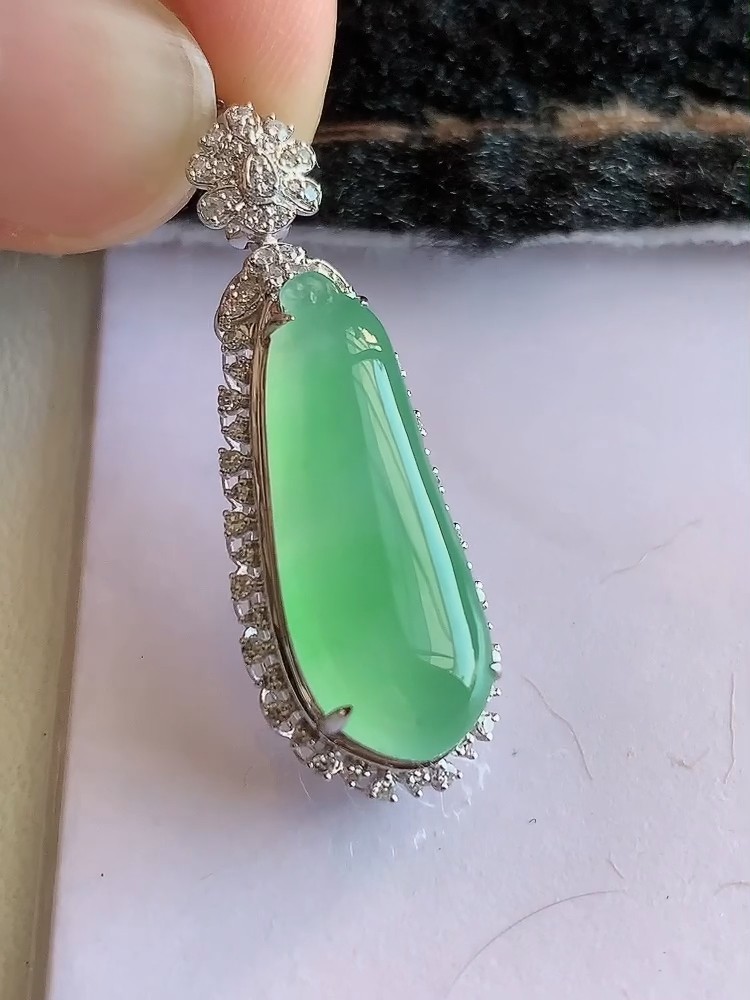 高冰飘阳绿翡翠福瓜吊坠 18K金镶缅甸玉瓜挂件 天然A货冰绿福瓜