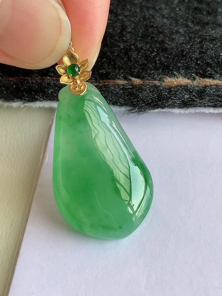 高冰飘阳绿翡翠福瓜吊坠 18K金镶缅甸玉瓜挂件 天然A货辣绿福瓜