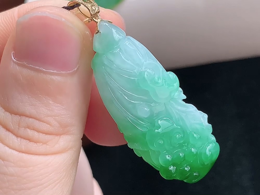 飘阳绿翡翠白菜吊坠 18K金镶嵌缅甸玉百财挂件 天然A货飘绿白菜