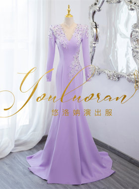 悠洛姌衣服穿知性深V长袖鱼尾