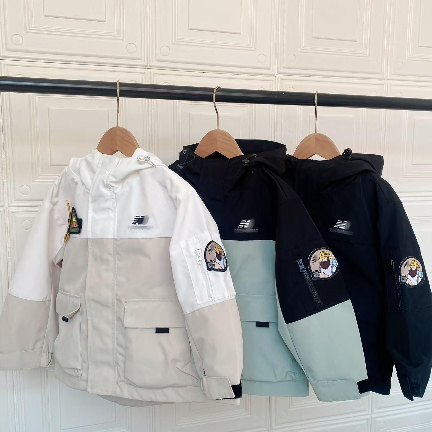 新款徽章秋季儿童防风冲锋衣