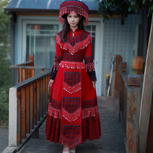 苗族红色刺绣改良款服饰女2026新款旅拍写真舞台表演日常穿搭套装