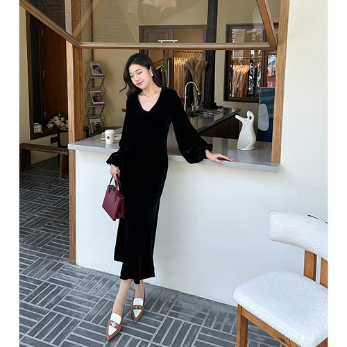 法式复古小礼服小黑裙真丝丝绒V领连衣裙秋季新品收腰显瘦鱼尾裙