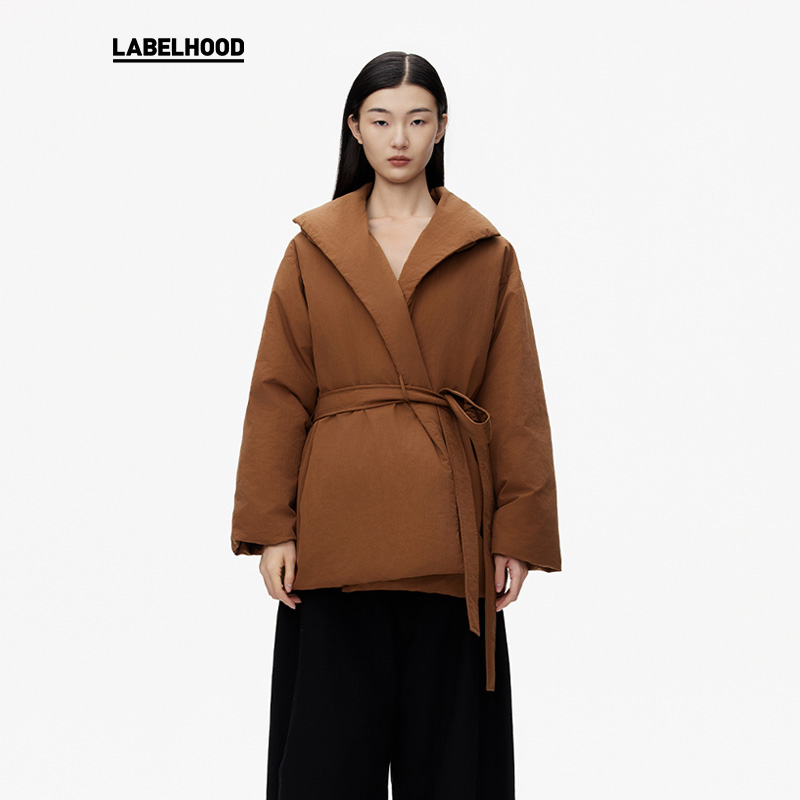 Piacevolee翻领系带羽绒服