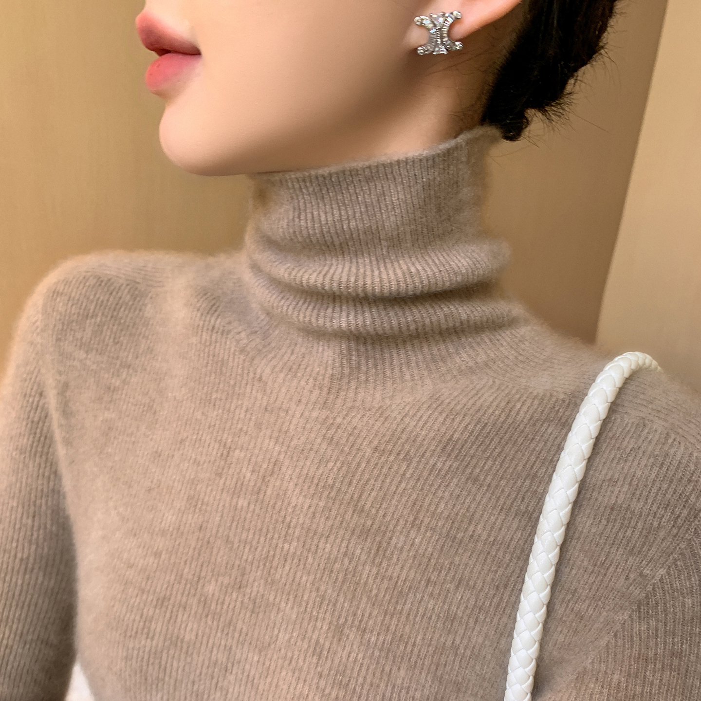 一线成衣山羊绒高翻领针织打底衫