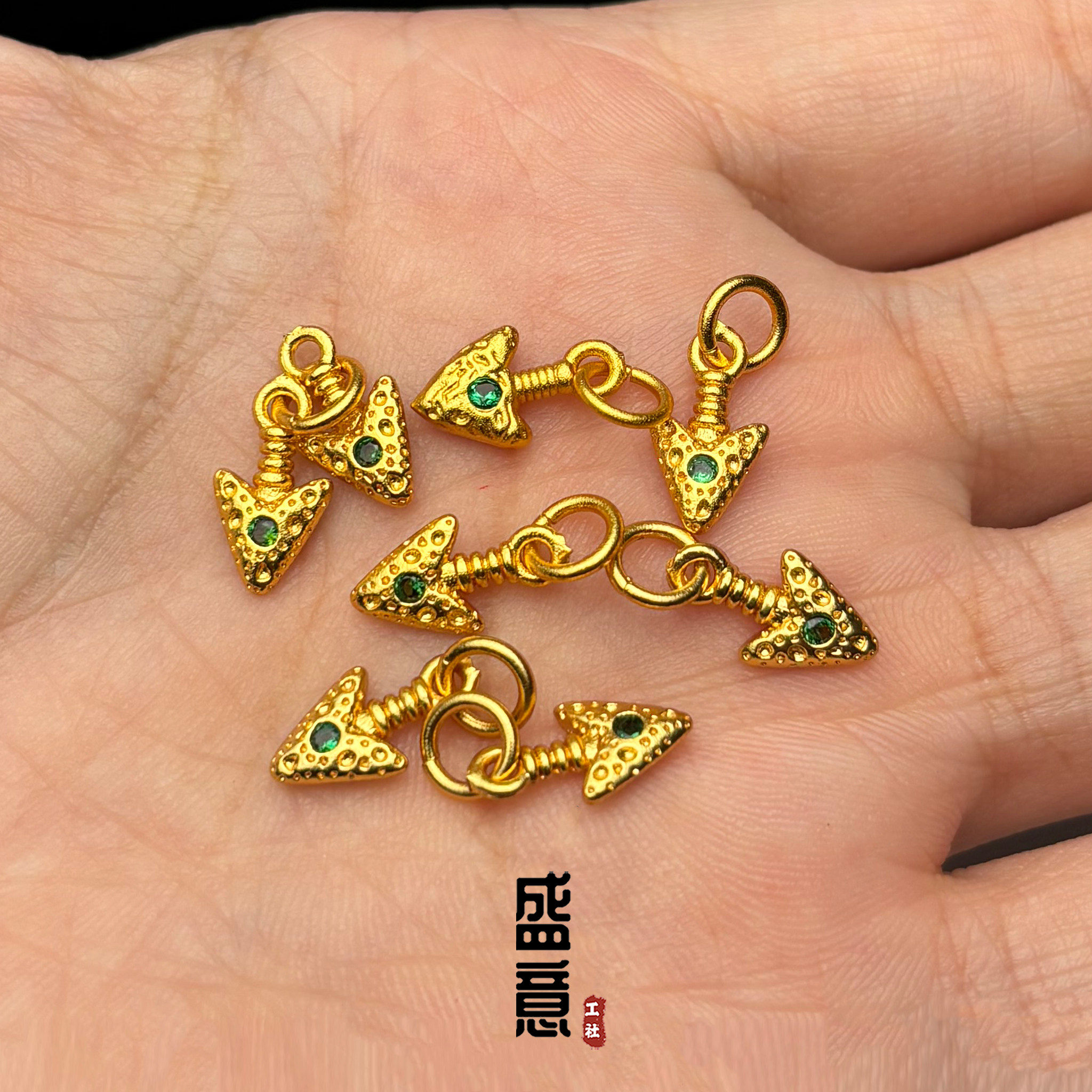古法24K工艺黄金色镶绿钻箭头吊坠侧挂牌子文玩手串diy配饰