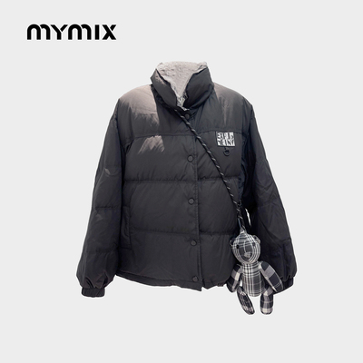 【25冬新品】MYMIX加厚简约印花短款立领小熊配饰保暖羽绒服女