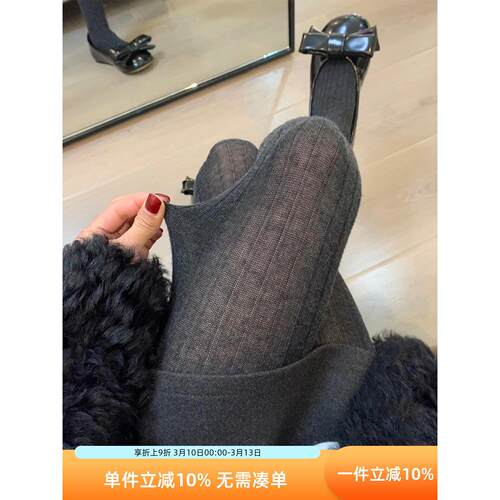 miu里miu气的透黑连裤袜找到啦！宽竖纹好显腿细~微透感又纯又欲~