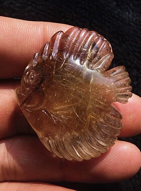 晶山角商城天然钛晶金发晶小鱼吊坠 高37×44×14mm26.4g