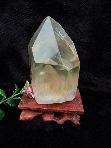 天然绿幽灵金字塔水晶柱