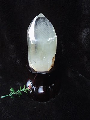 天然绿幽灵金字塔水晶柱