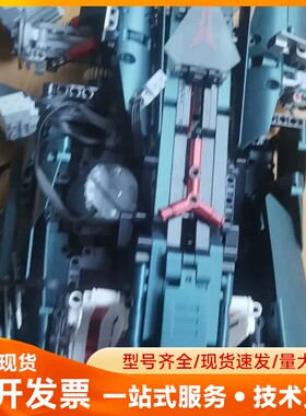 积木跑车，带电机。拼装完62公分长。附赠一个摩托车，有缺件，