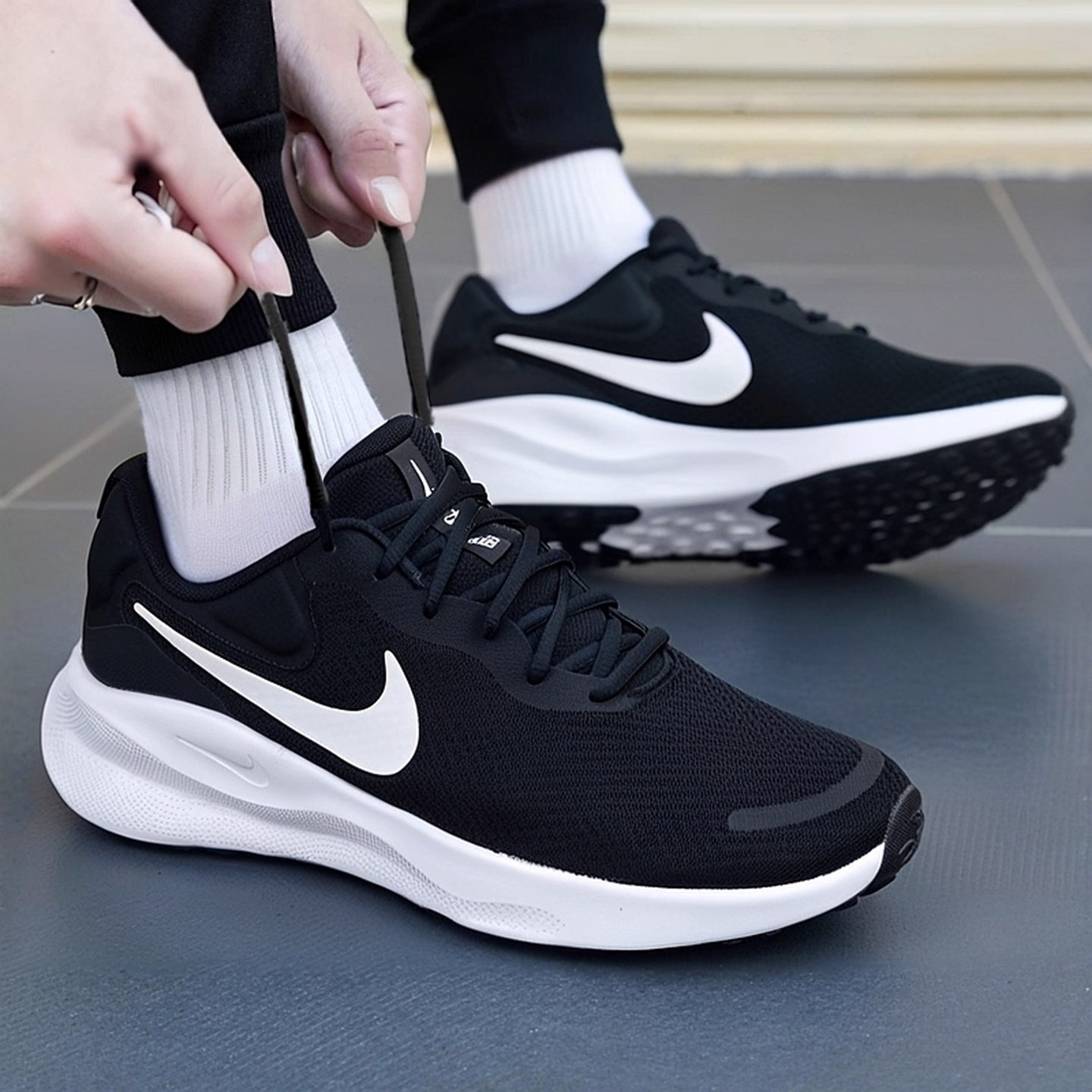 耐克透气男士网面跑步鞋