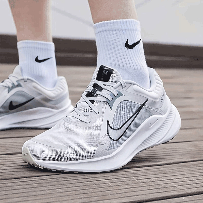 透气鞋面 减震中底