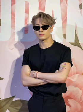 HuARuI 王嘉尔同款纯色纳维亚正肩运动凉感索罗娜速干圆领短袖