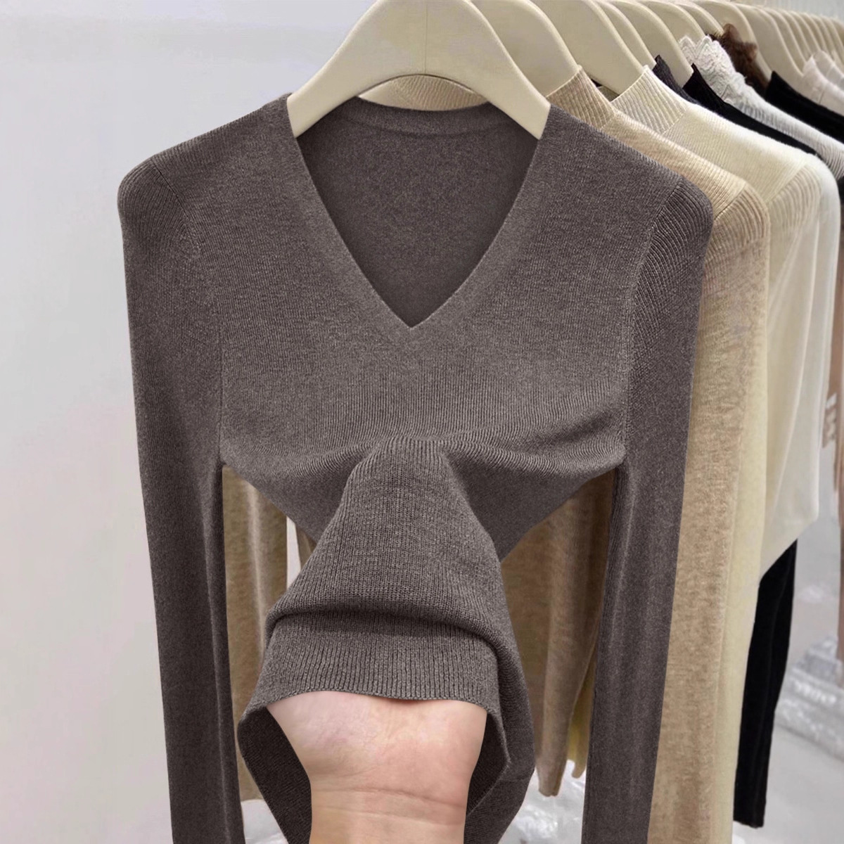 简约款绿色气质显白内搭毛衣女2025年秋季新款V领打底针织衫上衣