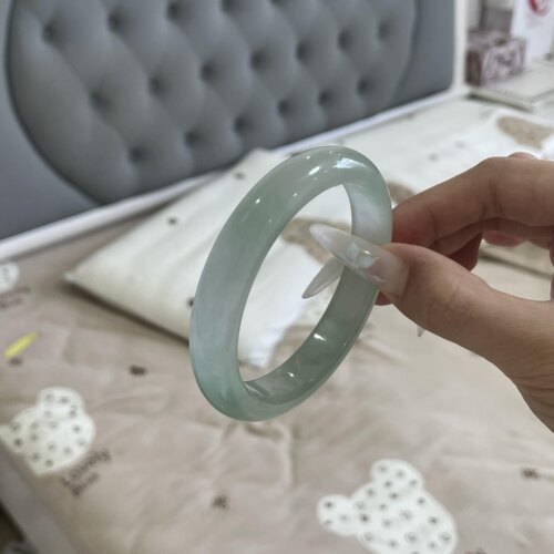玉长情缅甸老坑翡翠高冰种浅油青飘花女款高端玉手镯子步离镯处理