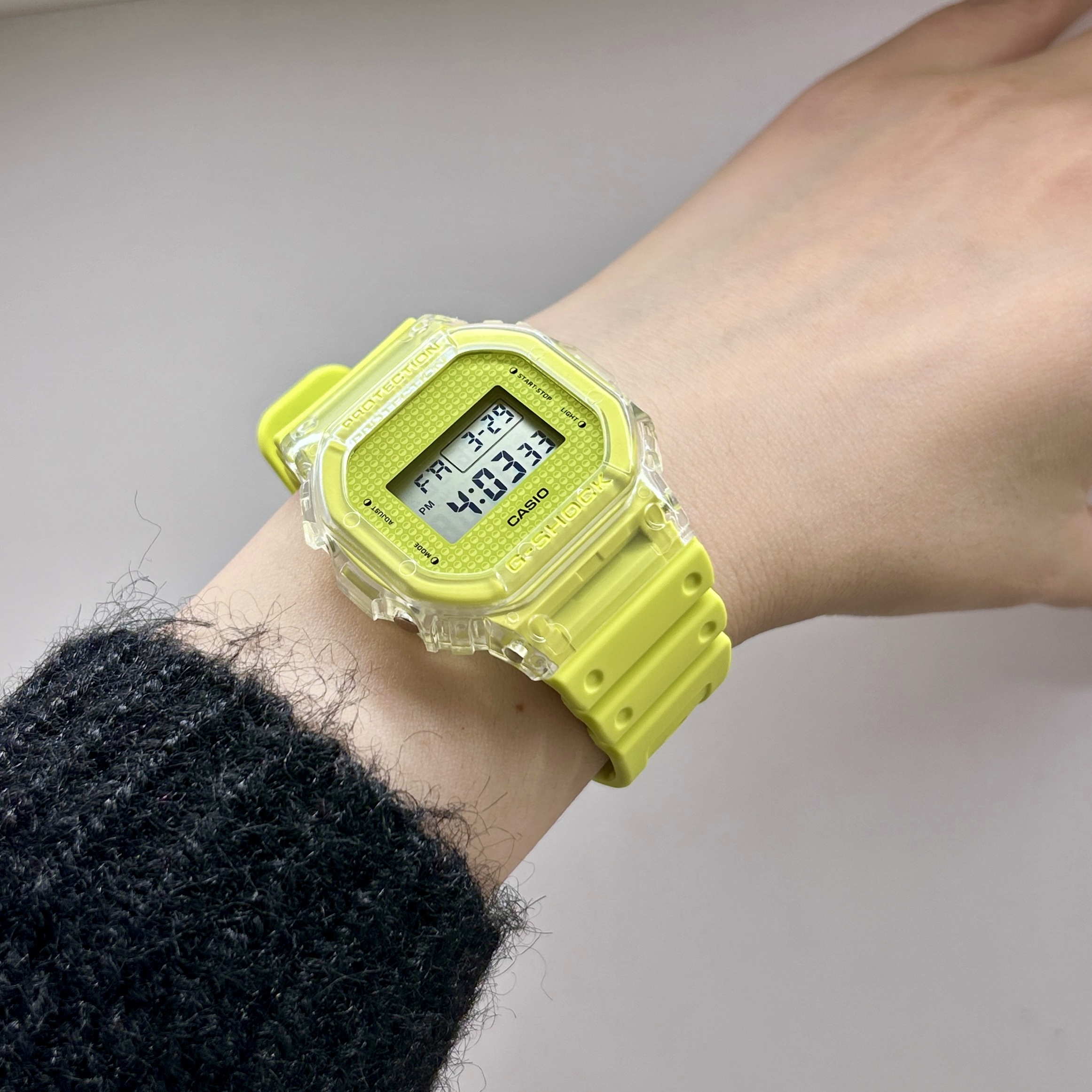 卡西欧扭扭蛋G-SHOCK荧光色小方块防水电子表手表DW-5600GL-9