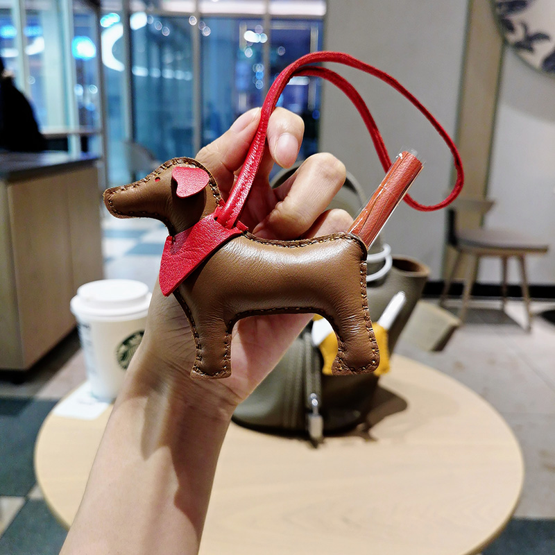 H家小狗包包挂件可爱卡通狗狗挂饰后视镜吊饰手工缝制真皮包挂饰