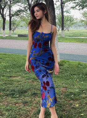 TR她热 致命女人 蓝色丝绒大花法式度假性感海边礼服吊带长连衣裙