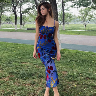 TR她热 致命女人 蓝色丝绒大花法式度假性感海边礼服吊带长连衣裙