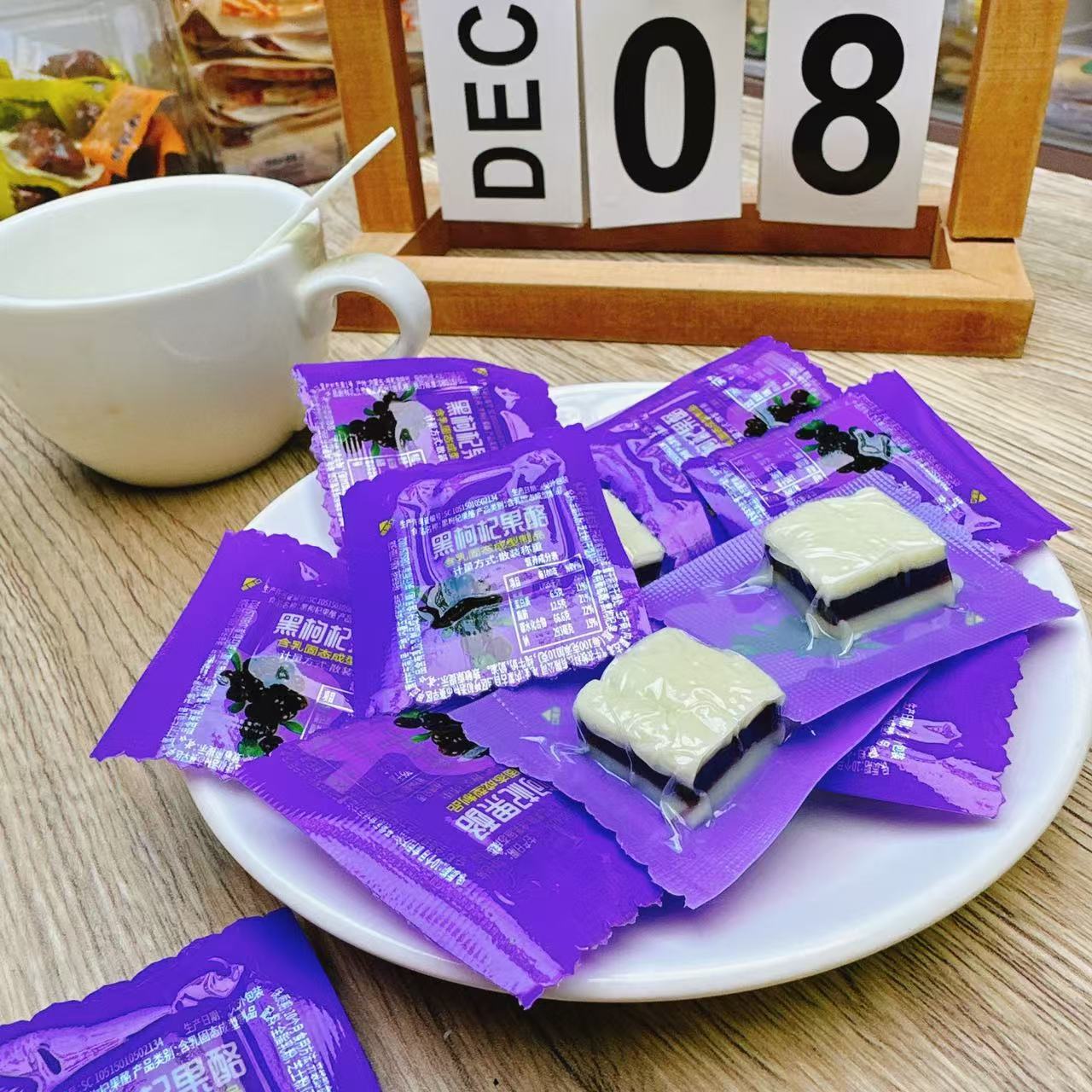 黑枸杞果糕淘气牛奶酪含生牛乳休闲零食