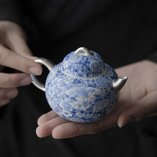 鎏银青花珐琅彩陶瓷带过滤茶壶