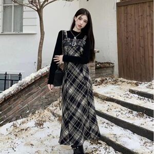 法式复古格纹吊带连衣裙女春秋季新款修身显瘦黑色内搭上衣两件套