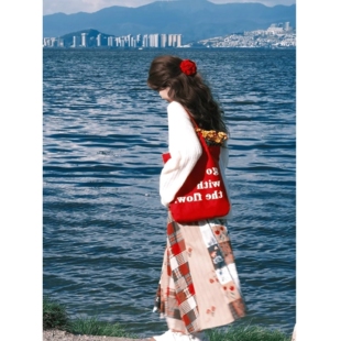 学院风撞色拼接草莓花格子半身裙白色宽松上衣秋冬高级感穿搭女装