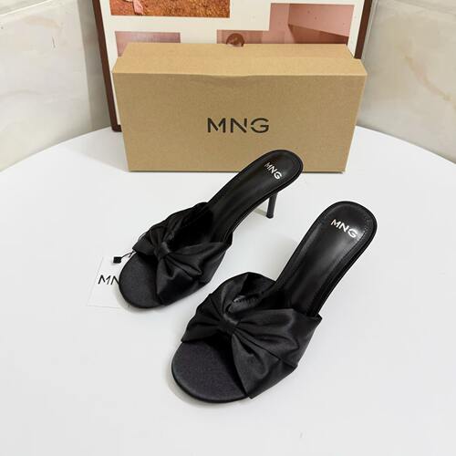 MNG夏季绸缎露趾细跟一字凉鞋女