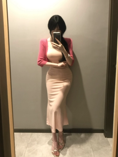 Розовое платье, красный кардиган, куртка, комплект