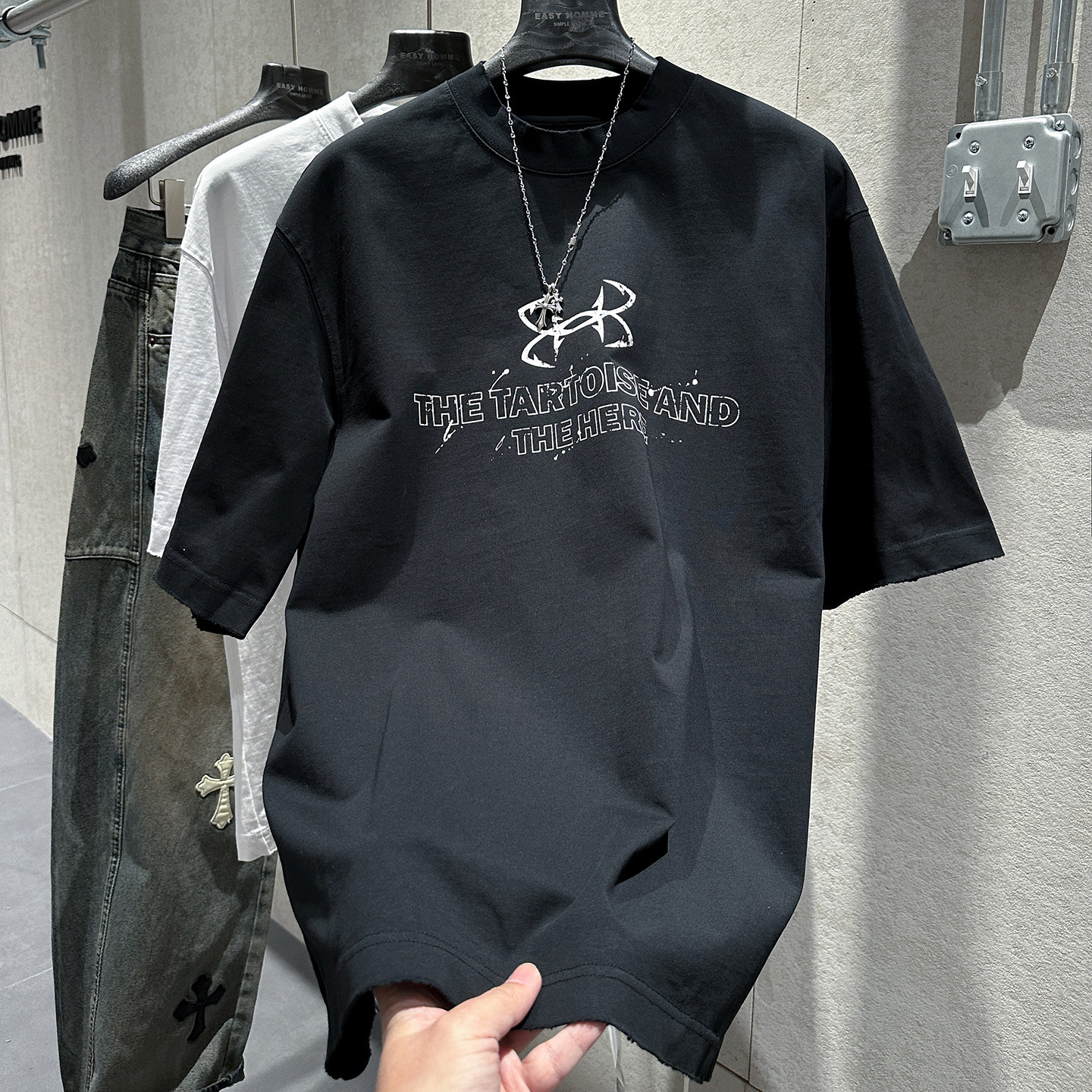 早春美式风炸街短袖男个性字母印花时尚磨破设计潮流氛围感T恤衫