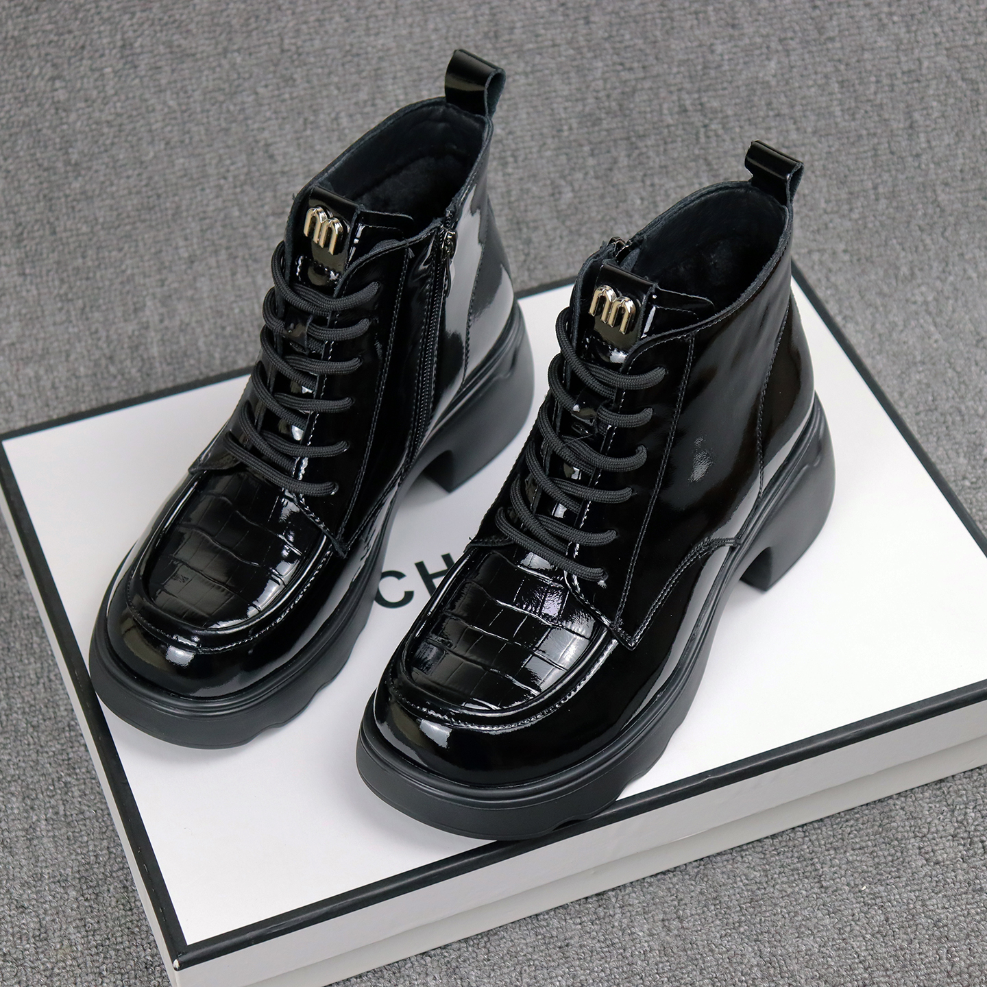 冬季新款加绒保暖漆皮复古马丁靴