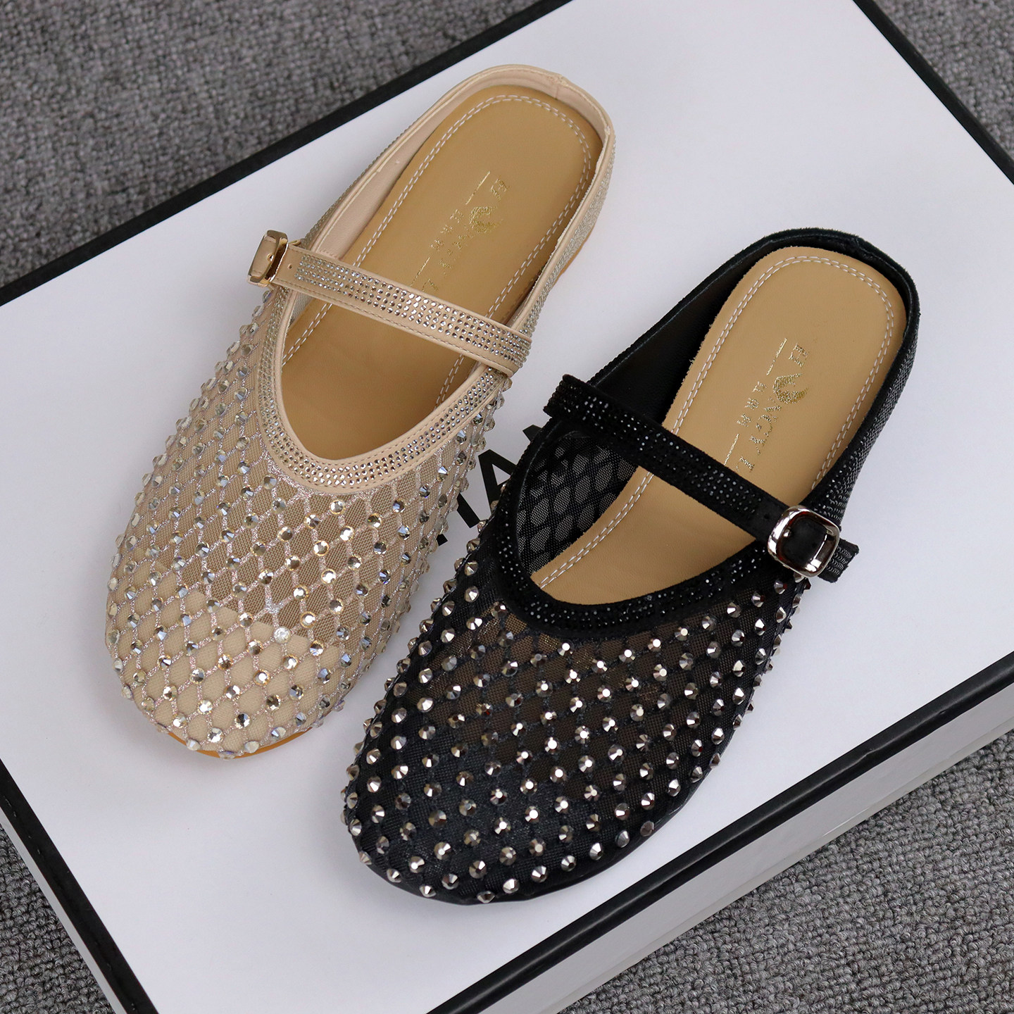 红依利女鞋2026夏季新款镂空水钻软底凉鞋百搭透气平底包头女凉拖