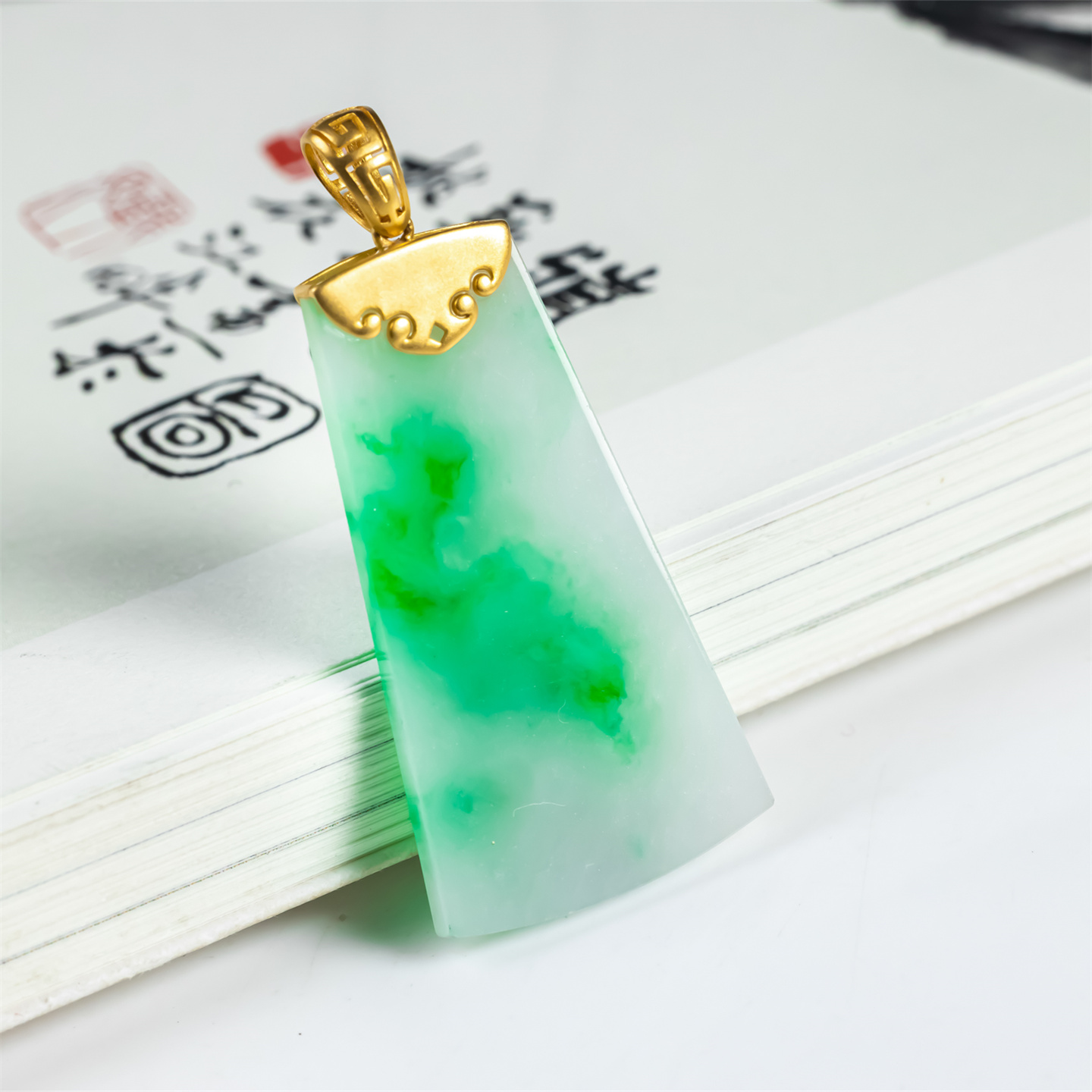 翠贵人18K阳绿平安无事牌吊坠