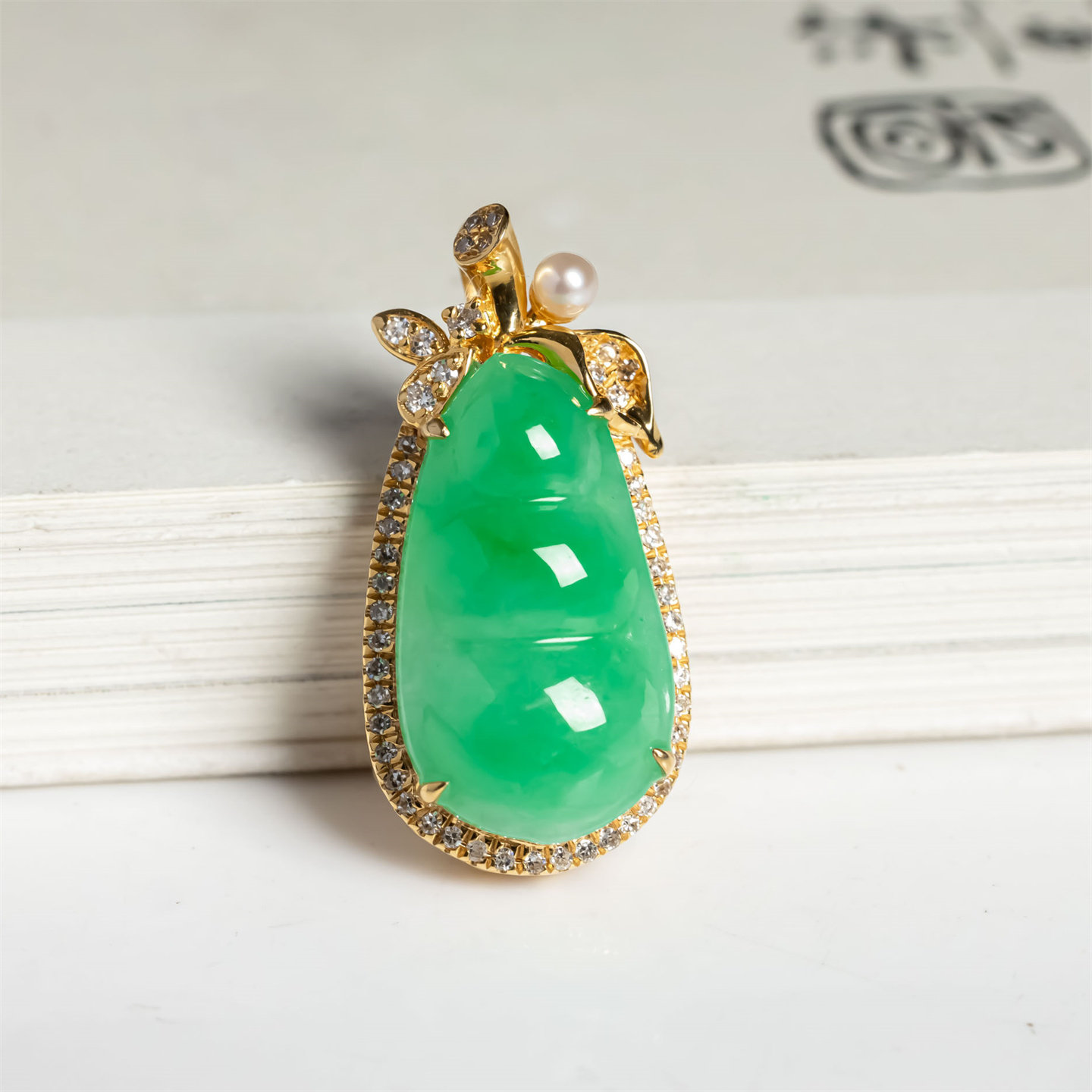 缅甸天然翡翠a货冰种阳绿四季豆吊坠18K冰绿时尚男女款福豆玉挂件