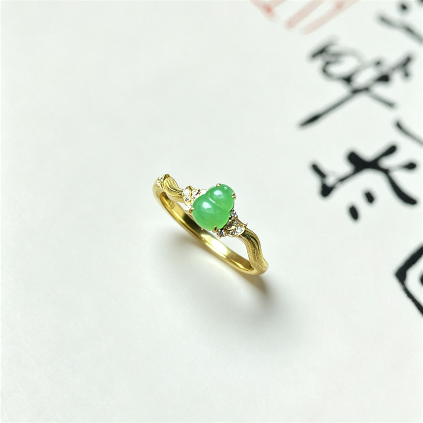 缅甸天然翡翠a货冰种阳绿葫芦时尚戒指18K金特色冰透满绿戒面戒指
